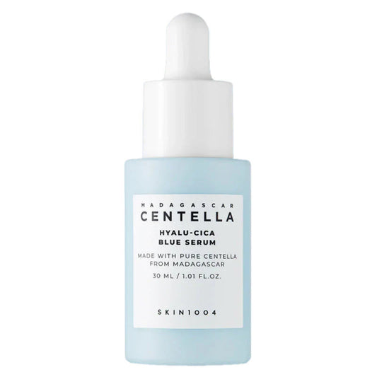 skin1004 hyalu-cica serum, sérum centella asiatica, sérum hydratant peau sensible, sérum visage acide hyaluronique, soin coréen hydratant, skin1004 maroc, centella asiatica maroc, sérum apaisant coréen, hyalu cica serum maroc, beautyfamily.ma, sérum bleu peau déshydratée, sérum visage clean beauty